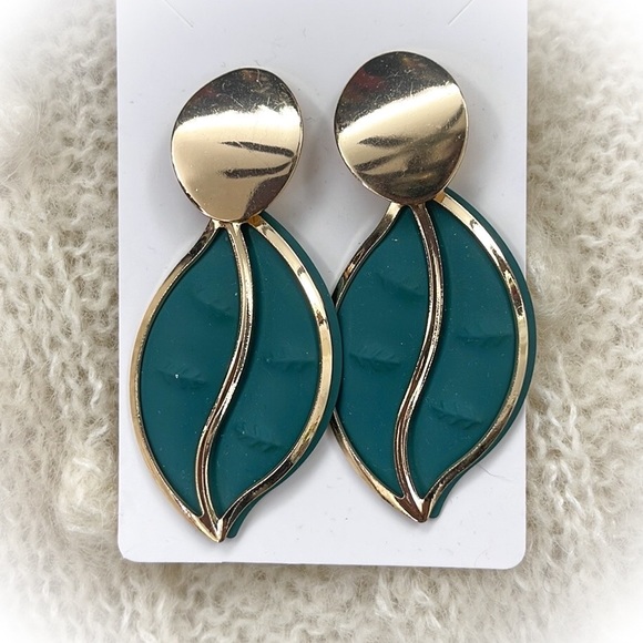 💕Beautiful Leaf Dangle Fashion Earrings Goldtone💕 - Picture 3 of 4